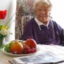 Eine Seniorin in ihrem Zimmer im Haus im Park in Dettenhausen