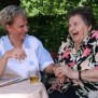 Schwester Monika und Frau Vogler im Garten 