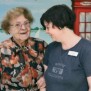 Seniorin mit Pflegerin im Pflegewohnheim Schillerpark in Berlin-Wedding