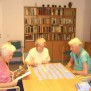 Bewohnerinnen beim gemeinsamen Spielen im Altenheim Pflegeheim Günter-Schäfer-Haus in Neuenhagen