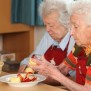 Zwei Seniorinnen beim Äpfel Schälen im Alten- und Pflegeheim Haus Weinberg im Park der Stiftung