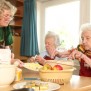 Die Backstunde ist bei den Seniorinnen sehr beliebt
