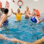 Körperlich aktiv im Hallenbad