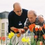 Bewohner mit Pfleger auf der Dachterrasse