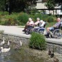 Senioren am nahegelegenen Schwanenteich beim Antonius-Stift