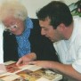 Seniorin mit Pfleger im Agnes-Karll-Haus in Karlsruhe