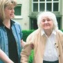 Bewohnerin und Pflegerin im Agnes-Karll-Haus in Karlsruhe