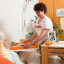 Das freundliche Pflegepersonal kümmert sich um die Seniorinnen und Senioren im Seniorenwohnstift Ofenerdiek in Oldenburg