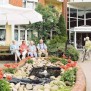 Senioren im grünen Vorhof des Seniorenwohnstift Ofenerdiek in Oldenburg