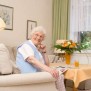 Eine Seniorin in ihrem betreuten Wohnapparatment im Seniorenwohnstift Ofenerdiek in Oldenburg