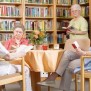 In der Bibliothek kann in Büchern geschmökert werden im Seniorenwohnstift Ofenerdiek in Oldenburg