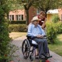 Senior in der Gartenanlage des Senioren-Wohnstifts Kreyenbrück in Oldenburg