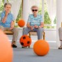 Beim gemeinsamen Ballspiel kommt Freude auf im Wohnstift am Rathaus in Wilhelmshaven