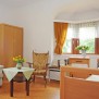 Eines der hellen, freundlichen Zimmer im Gut Wachholz