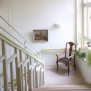 Das Treppenhaus ist freudlich und hell im Altenheim Pflegeheim Pflegezentrum für Seniorinnen Marienstraße in Hannover
