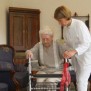 Die Physiotherapeutin sorgt dafür, dass die Bewohnerinnen beweglich bleiben im Altenheim Pflegeheim Pflegezentrum für Seniorinnen Marienstraße in Hannover