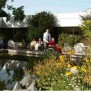 Spaziergang in der schönen Gartenanlage