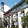 Blick vom Innenhof auf das Dr. Schenk-Stift in Augsburg